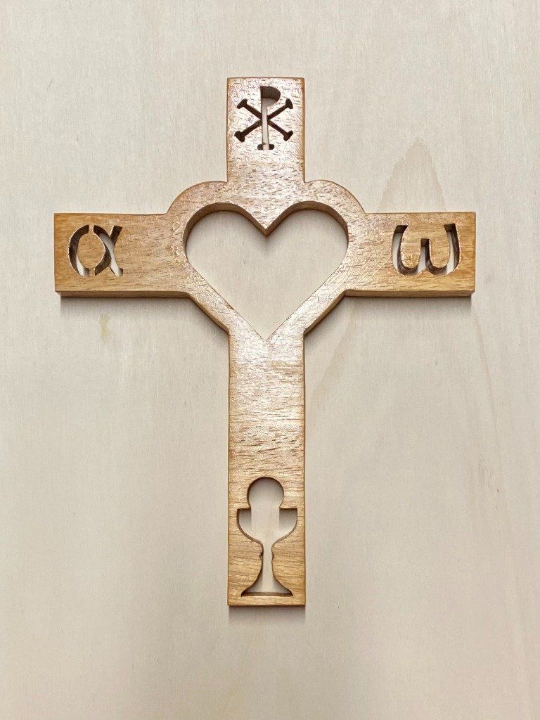 Croix Sacré Cœur en bois d'hévéa vernis