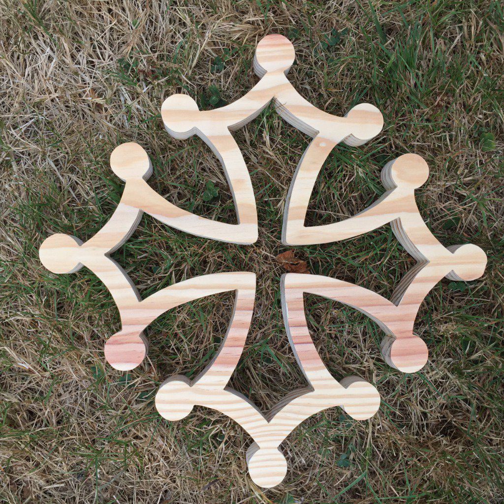 Croix occitane en bois yellow pin