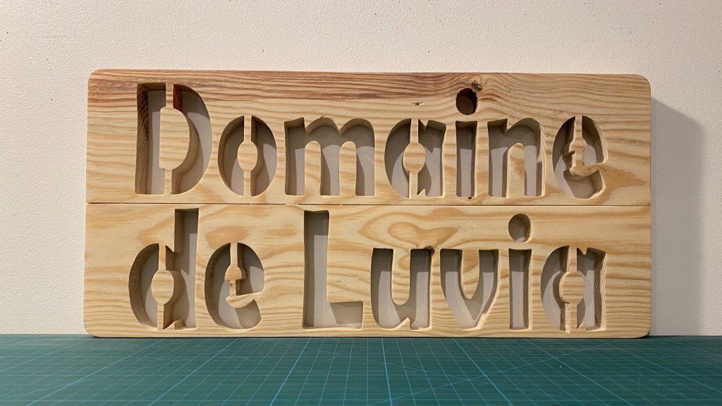 Logo 'Domaine de Luvia' en bois de pin