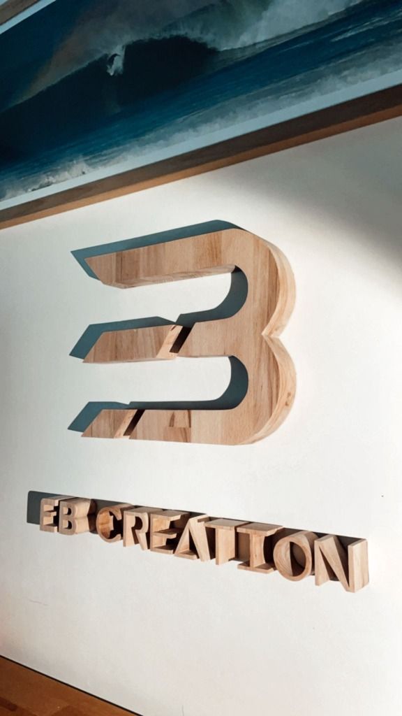 Logo d'entreprise 'EB Création' en bois de hêtre