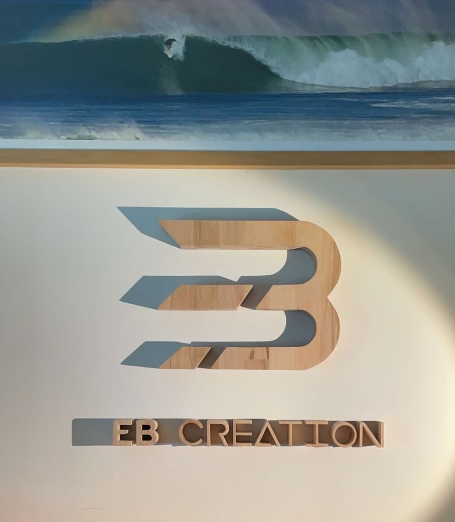 Logo d'entreprise 'EB Création' en bois de hêtre