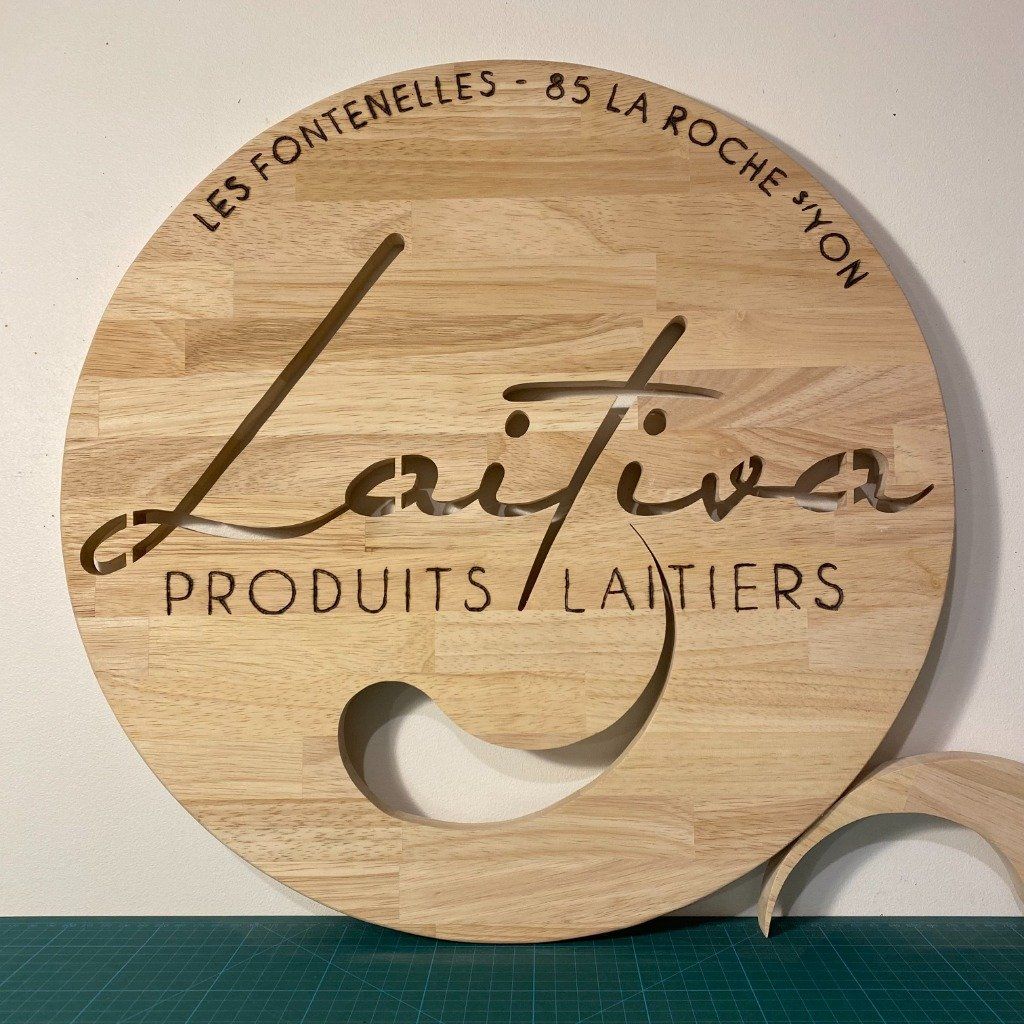Logo d'entreprise 'Laitivia' en bois d'hévéa 50 cm de diamètre