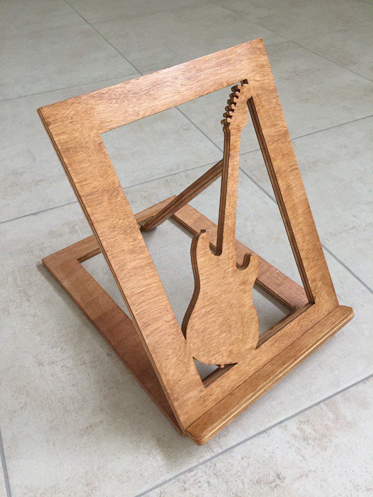 Lutrin en bois 'guitare' en contreplaqué verni A4